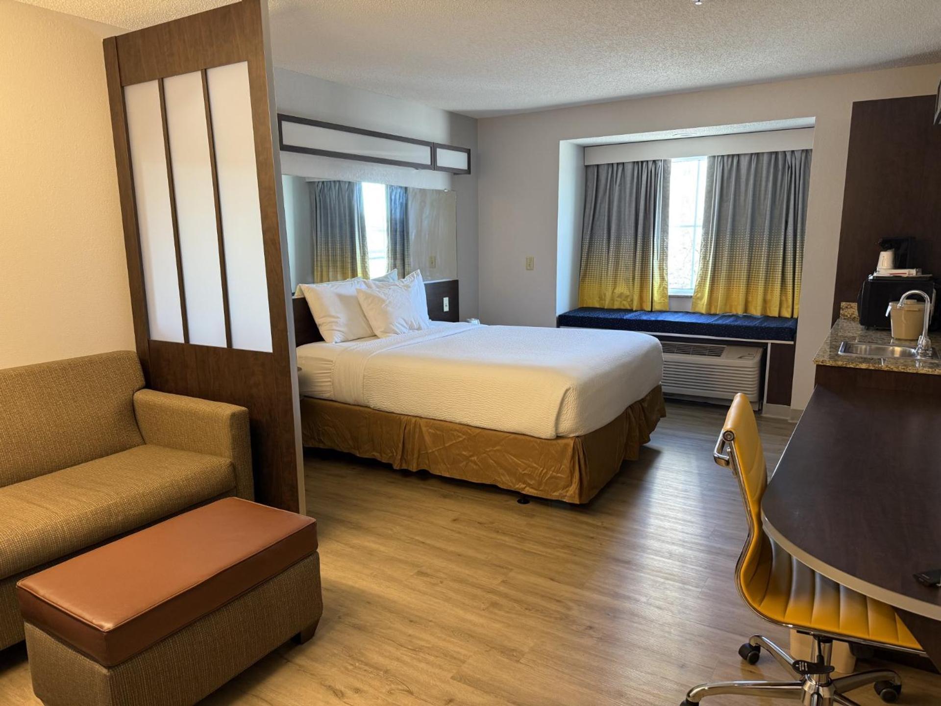 Microtel Inn & Suites By Wyndham Wheeling At The Highlands Triadelphia Exterior photo